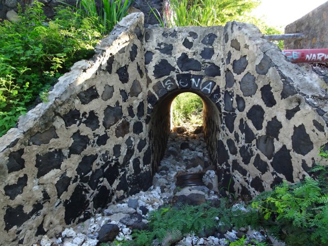 On frôle l'ouvrage abandonné de la ligne de chemin de fer