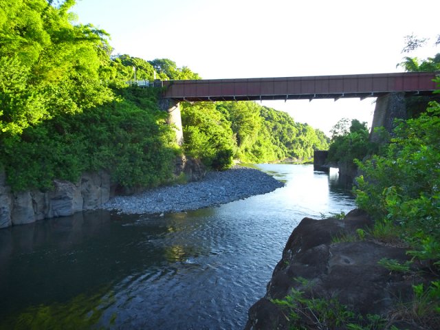 On domine la rivière depuis les rochers