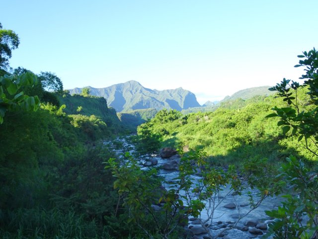 Une autre vue de la rivière en direction de Salazie