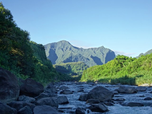Le Piton du Bonnet de Prêtre et le Morne du Bras des Lianes depuis la plage