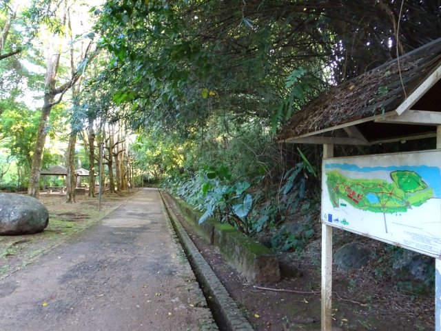 Partir vers la Rivière en passant près du panneau