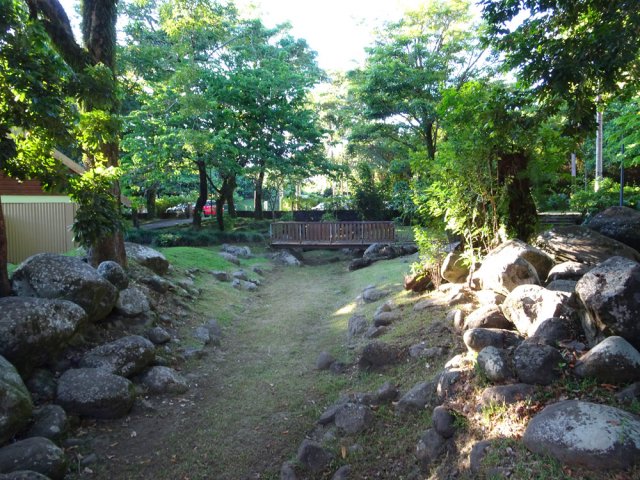 La ravine à sec entourée de rochers