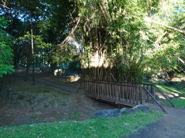 Passerelle franchissant une minuscule ravine