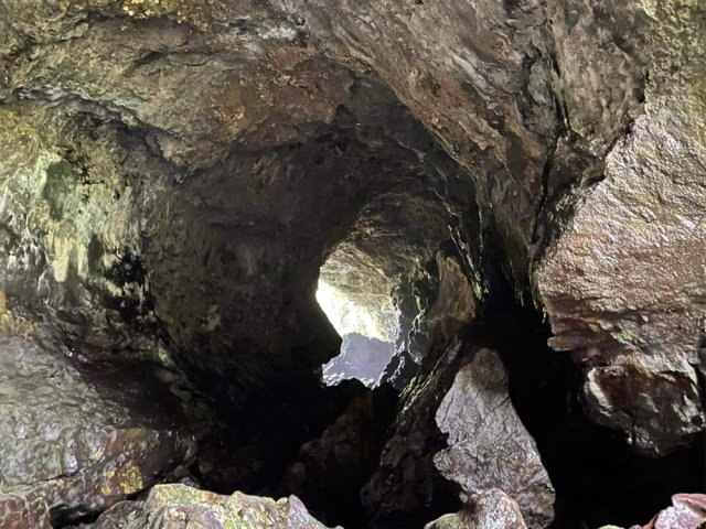 On aperçoit toujours l'entrée ou la sortie du boyau