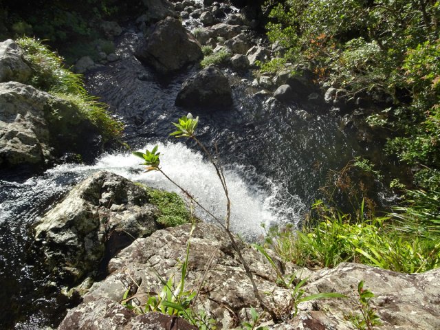 Attention à la glissade si l'on s'approche du haut de la chute