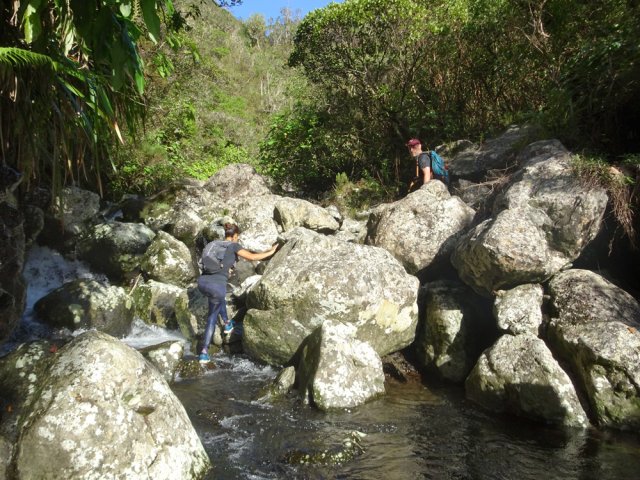 Remonter le torrent pour rejoindre la seconde cascade
