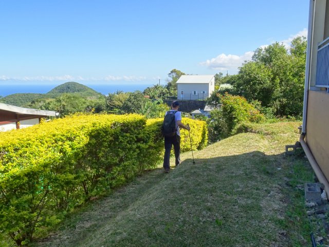 Le petit sentier qui semble traverser un jardin privé
