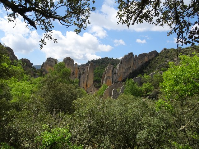 On s'éloigne un peu des murailles avant de les rejoindre