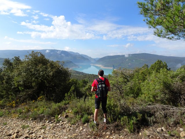 Au loin, on distingue le barrage à l’œil nu