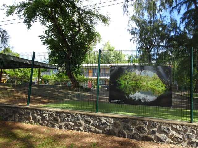 La clôture est décorée avec des photos de paysages