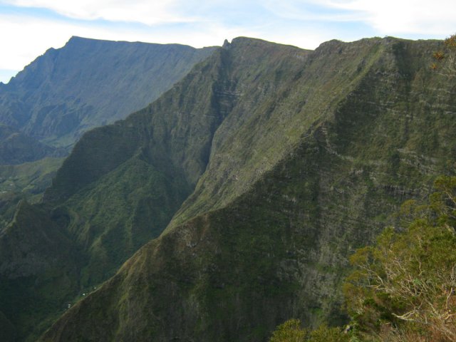 Nombreux points de vue sur le cirque. Sur la droite, le Maïdo et le Grand Bénare