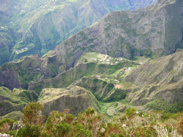 On domine les Îlets des Orangers avant de repartir vers la Piste Tête Dure