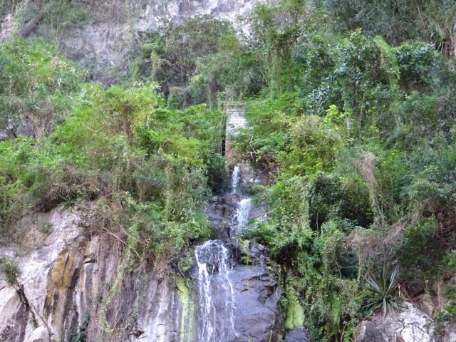 Ouvrage en maçonnerie 50 m plus haut pour la récupération de l'eau