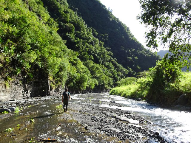 Varier la remontée vers le pont par une balade dans la rivière