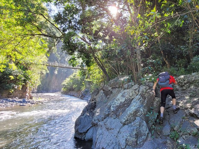 La montée vers le sentier passe dans une faille basaltique en rive gauche