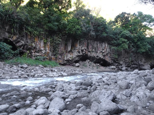 L'îlet Crescent domine quelques grottes imposantes