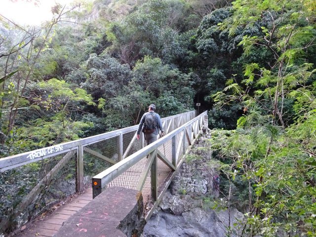 Franchissement de la rivière par la passerelle