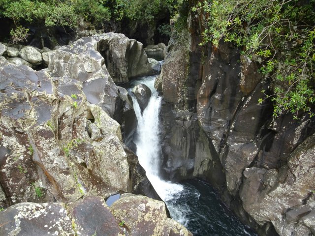 La chute qui précède celle se jetant dans le bassin. Attention à la glissade