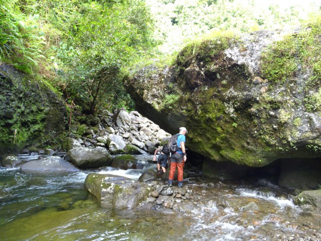 Cet énorme bloc rocheux marque la fin proche de la remontée de rivière