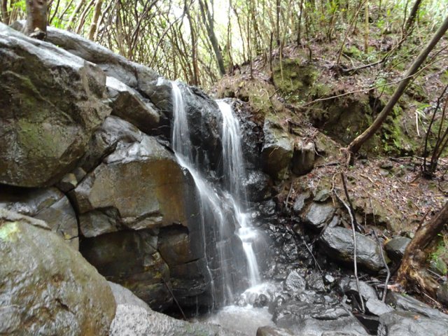 Remonter la dernière ravine jusqu'à cette fine cascade
