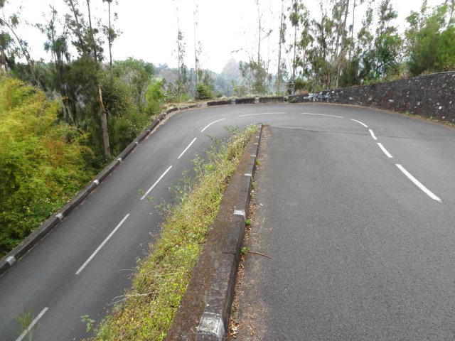 L'impressionnante RD242 débute par des lacets serrés