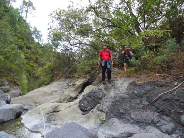 On arrive sur les basaltes par un passage naturel