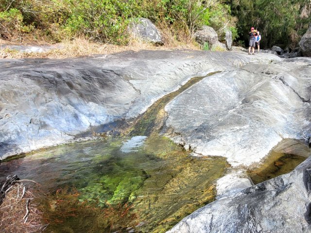 La remontée débute au gué et ses magnifiques plaques basaltiques
