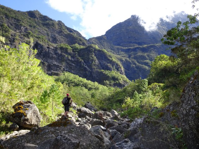 La vallée verdoyante, encaissée, est très agréable
