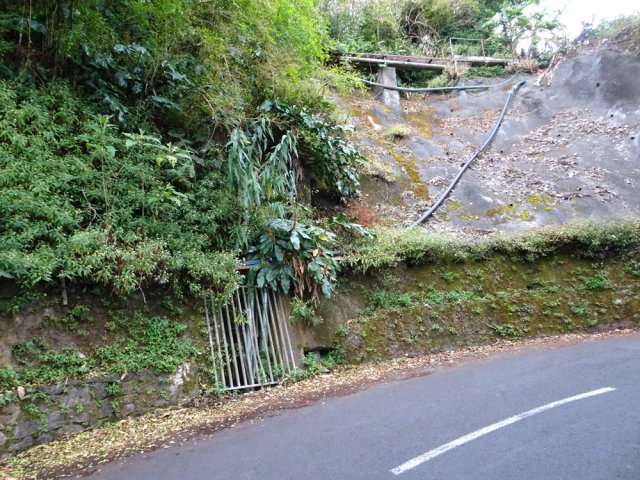 Des tuyauteries venant de l'Hôtel des Thermes
