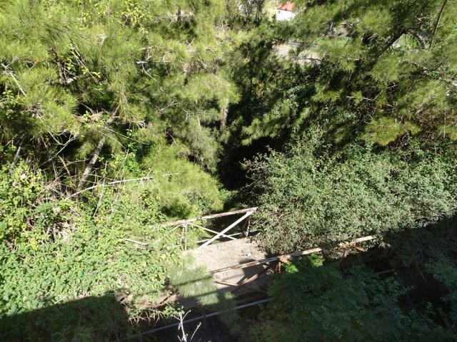 L'ancienne passerelle vue depuis le pont de la RD242