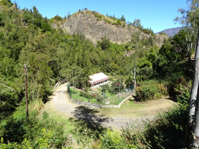On aperçoit le bâtiment des Anciens Thermes depuis la route