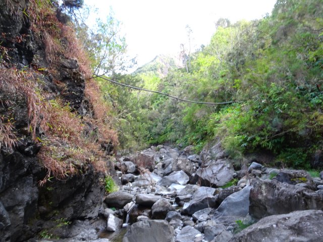 Il faut passer sous la tuyauterie