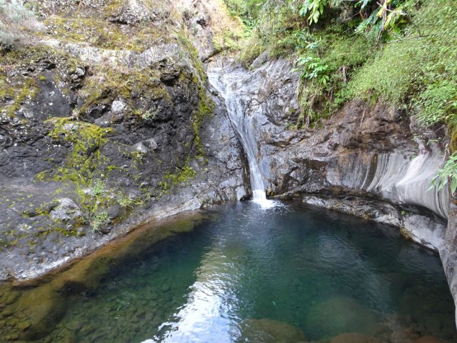 Arrivée au Bassin Bleu alimenté par un petit toboggan