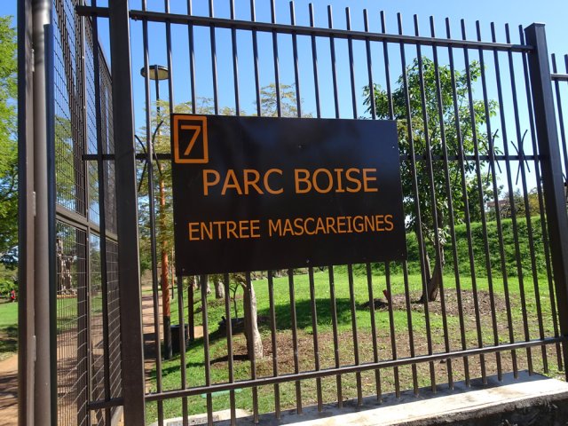 Le parc est entouré de hautes grilles