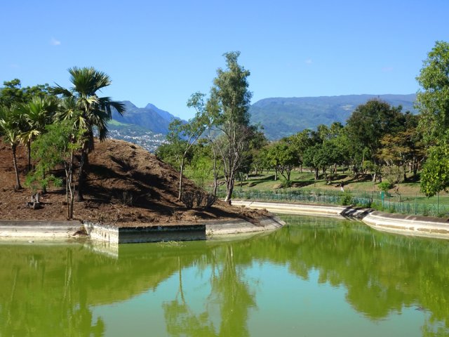 Le canal aux eaux vertes n'incite pas du tout à la baignade