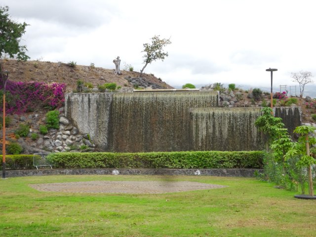 La modeste cascade au cœur du parc