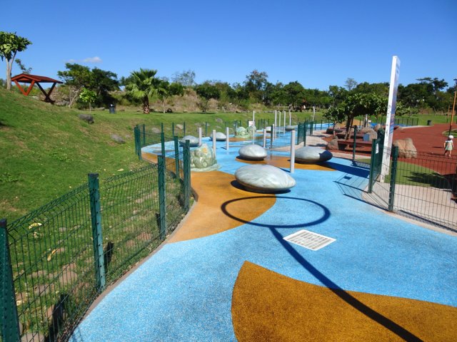 Très belle aire de jeux aquatiques pour amuser les enfants