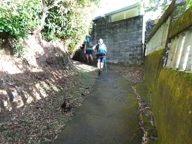 Ne pas manquer le Chemin de l’Évêché comme raccourci des lacets de la route