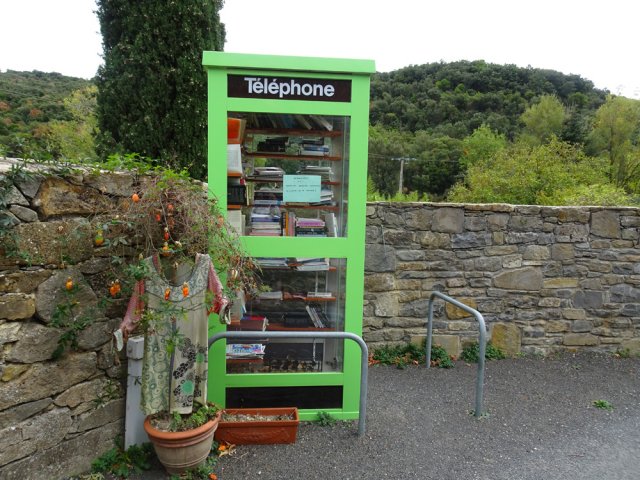 La cabine téléphonique de Mayronnes servant de bibliothèque