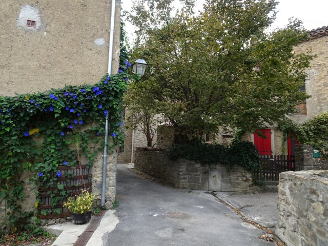 Suivre les rues étroites du village