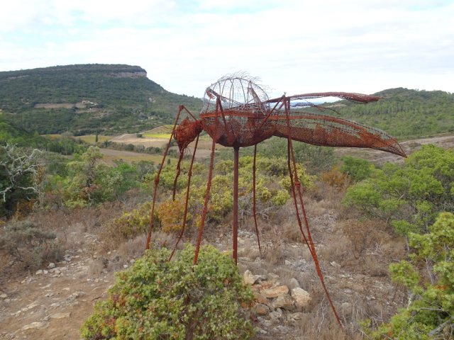 Un grand moustique en fer à béton qui rouille inexorablement