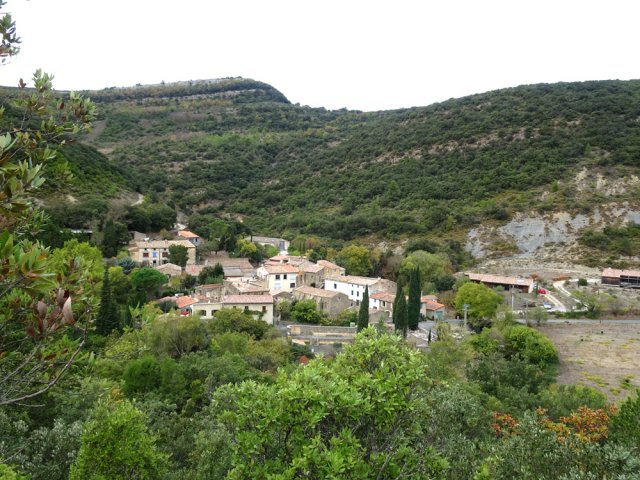On s'élève rapidement pour profiter des vues sur le village
