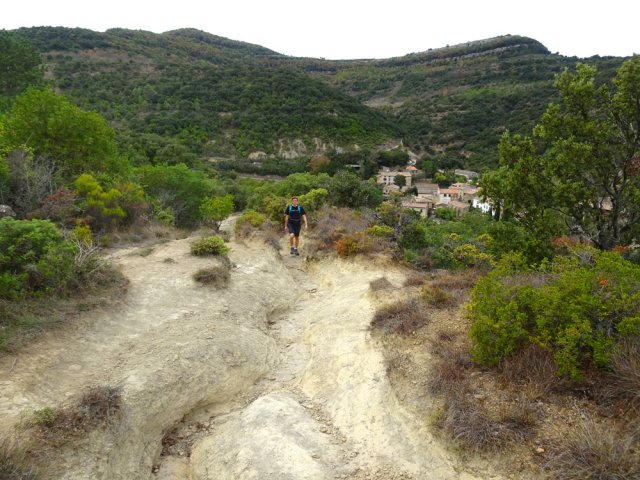 Sentier terreux et glissant assez fréquenté