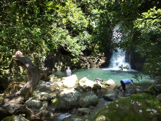 Arrivée à la première belle cascade de la Ravine Terre Rouge pour une pause bien méritée