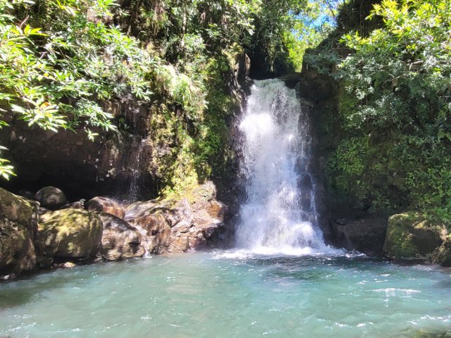 La cascade n'est pas très haute mais le lieu sauvage est magnifique