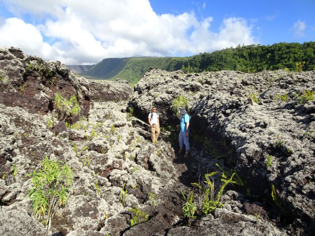 Le sentier se poursuit dans des failles plus étroites