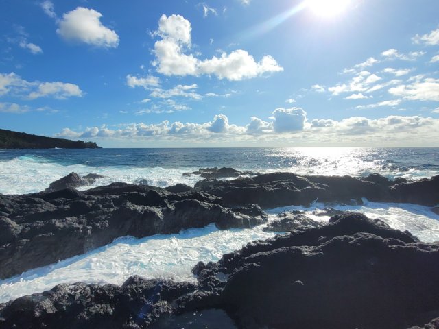 Point de vue sur l'Anse des Cascades à l'horizon