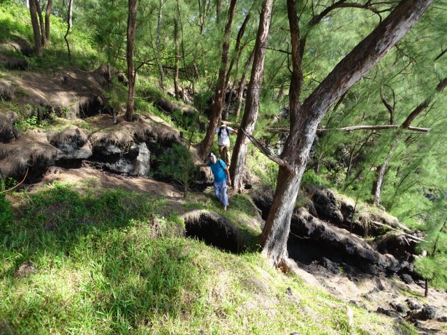 Suivre la sente des pêcheurs pour poursuivre vers le Sentier des Laves