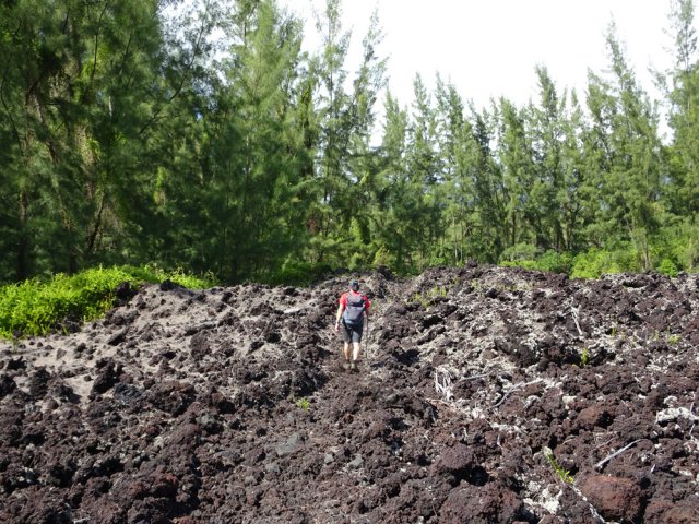 Nouvelle coulée de 2002 sur un sentier bien marqué