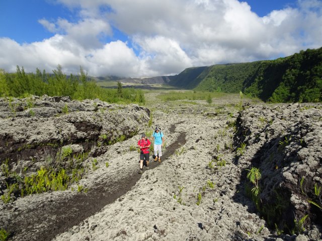 Passage entre des murs de lave